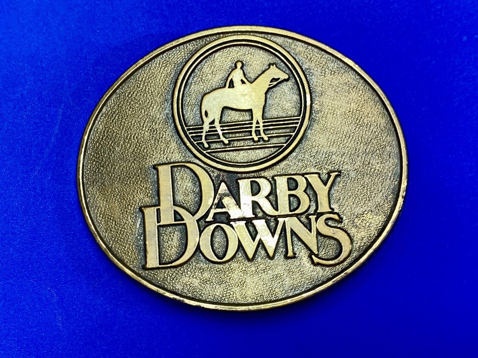 VINTAGE 1970s DARBY DOWNS HORSE RACETRACK BRASS TONE BELT BUCKLE by RJ