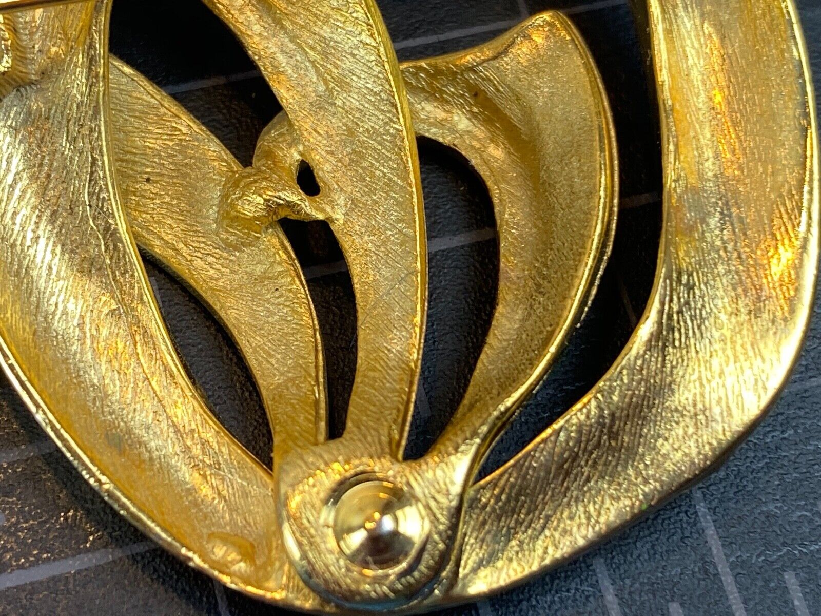 Vintage gold tone brooch round swirl pattern - leafy fern plant. 