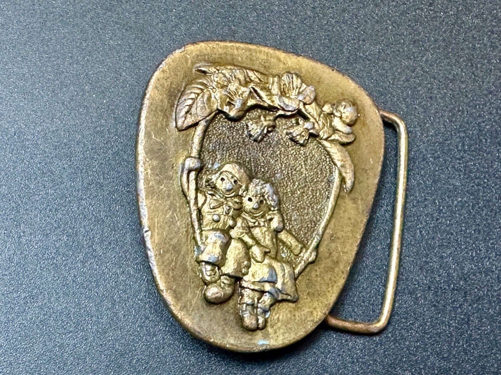 Adorable Raggedy Ann and Andy kids couple Vintage 1976 belt buckle B-98