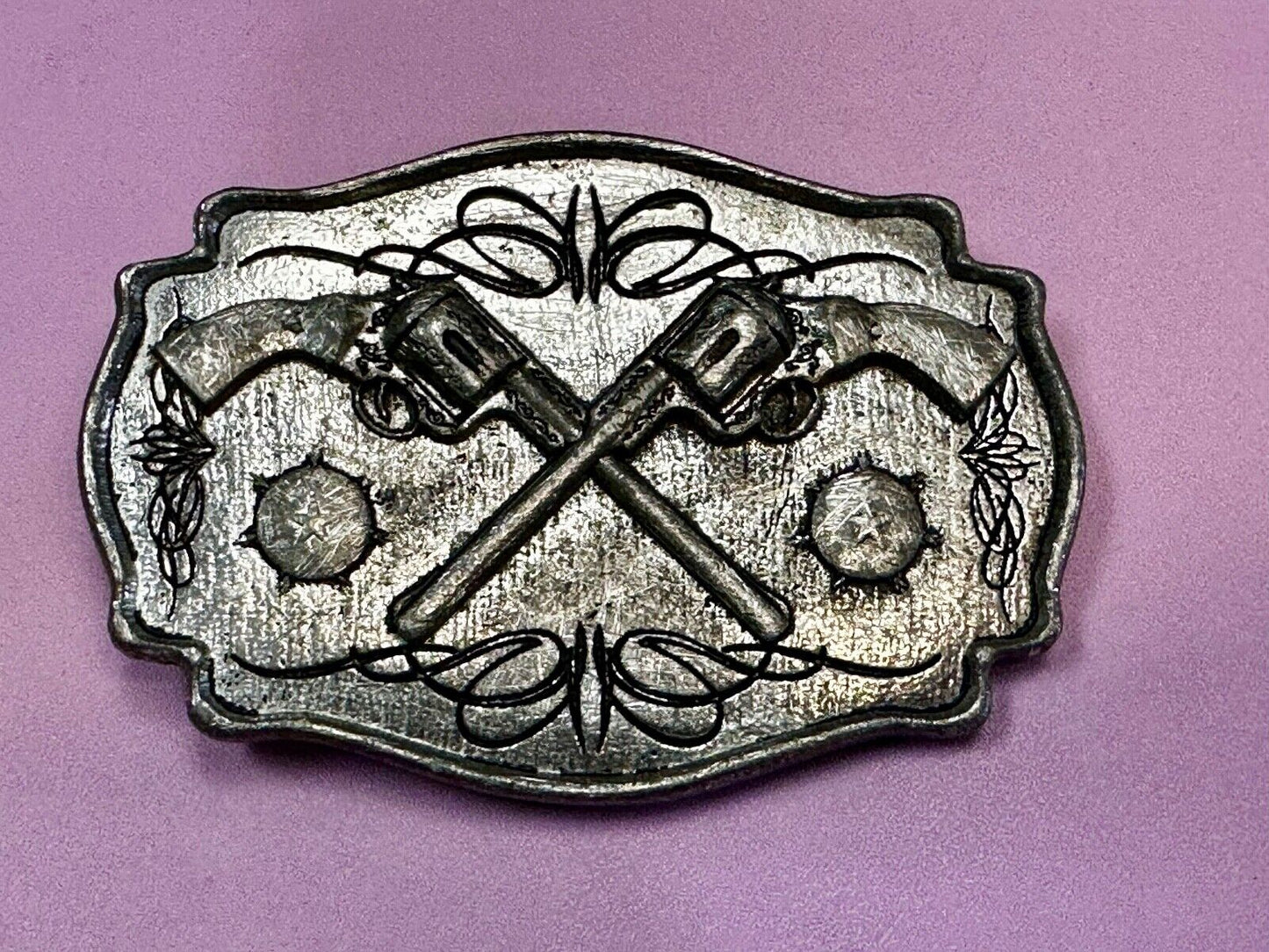 Two Guns Revolver Pistol Western Mobtown 2004 Silver Tone Belt Buckle