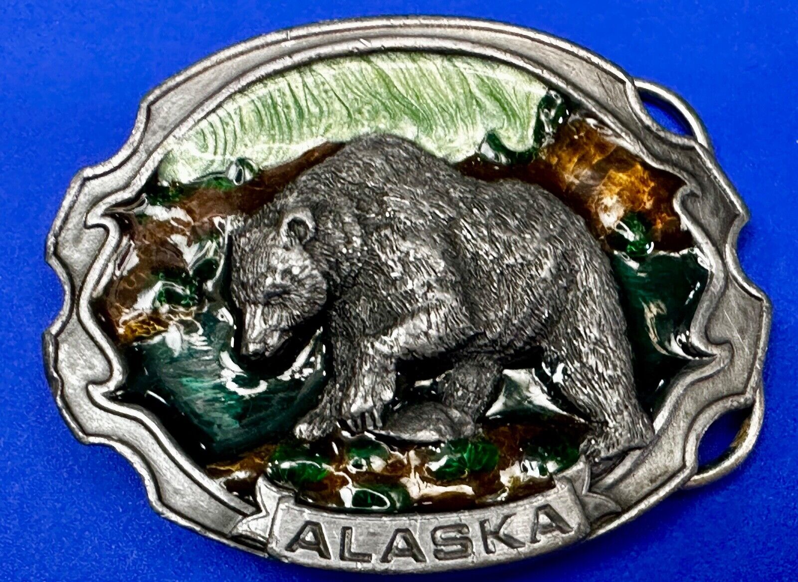Alaska Bear drinking from stream Vintage 1986 Siskiyou V-55 Belt Buckle