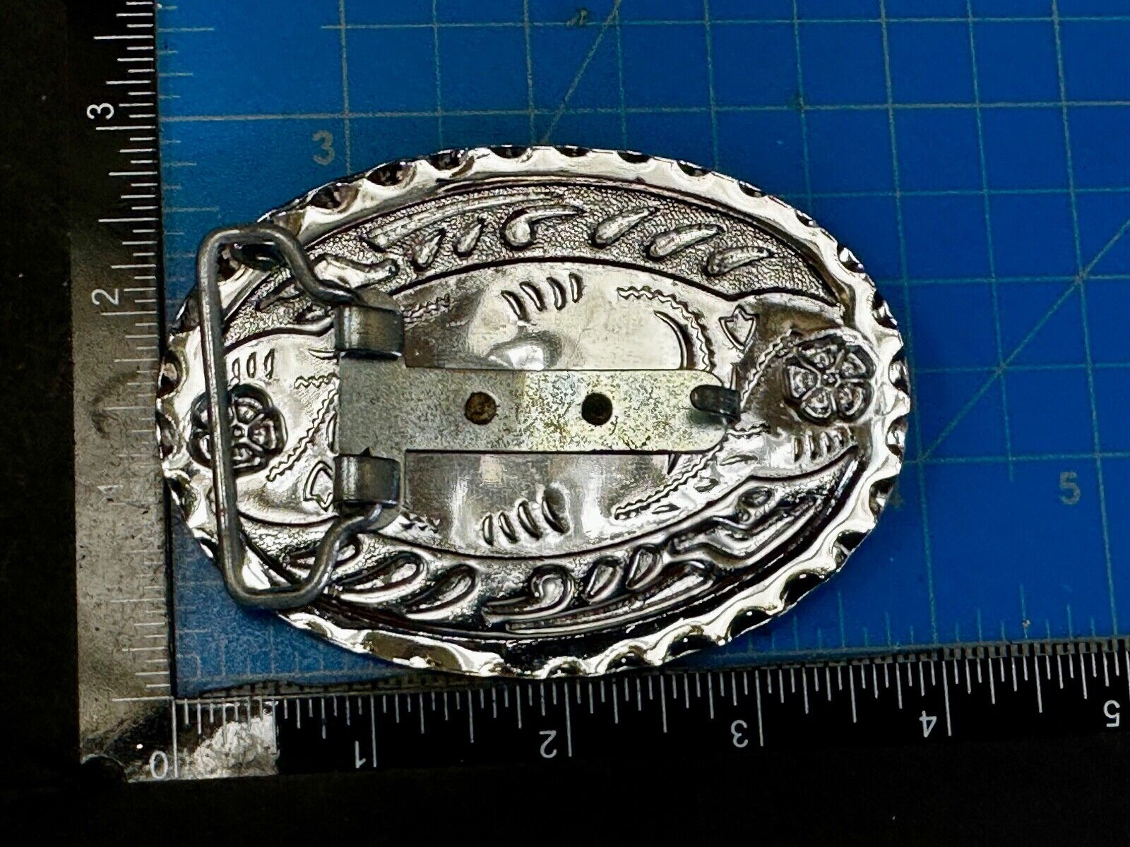 Two Gun Revolver Pistol Western Silver Tone Oval Vintage Cowboys Belt Buckle