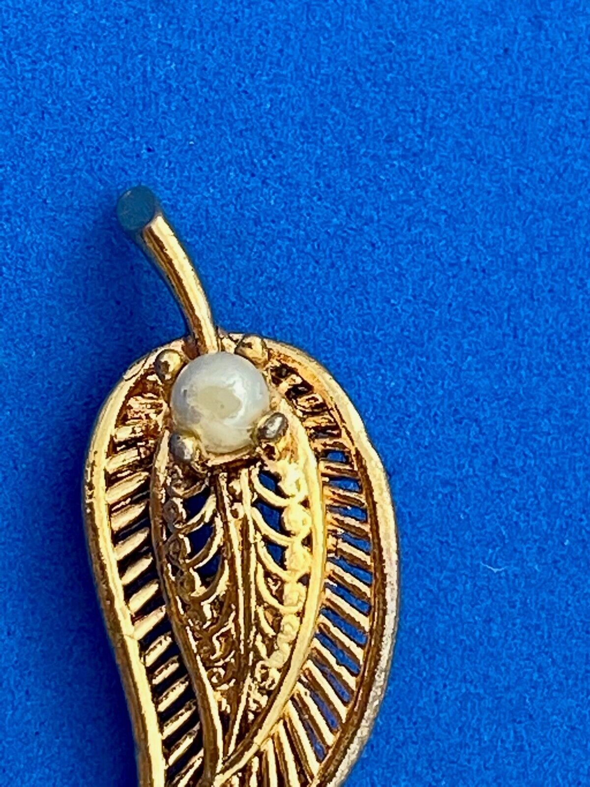 Vintage Gold Tone Mesh Leaf With Faux? Pearl Brooch
