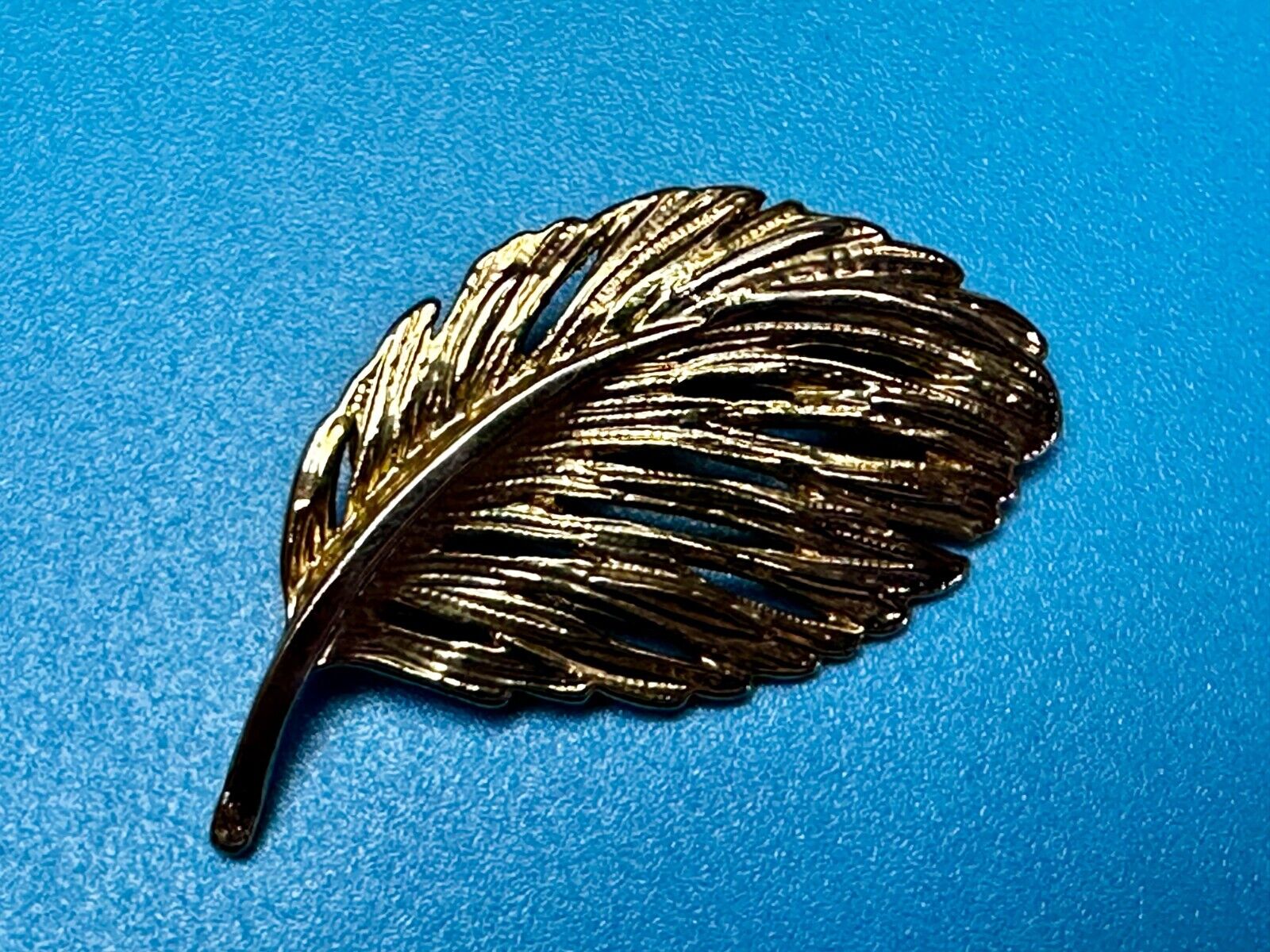 Vintage Leather Feather Textured Gold Tone Brooch Pin Marked Taiwan 1320