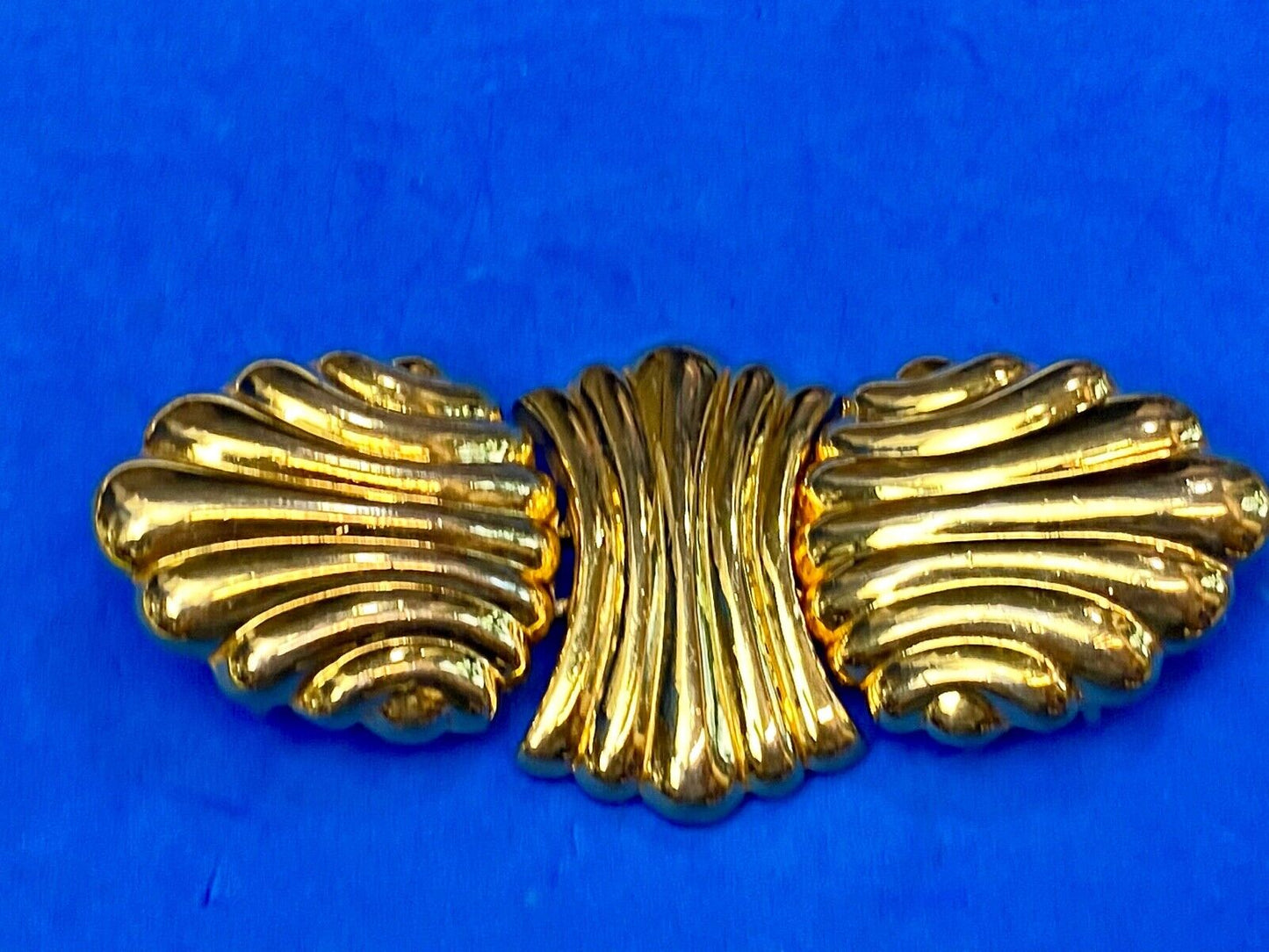 Vintage gold tone There piece interlocking leaf belt buckle BY Dotty Smith 