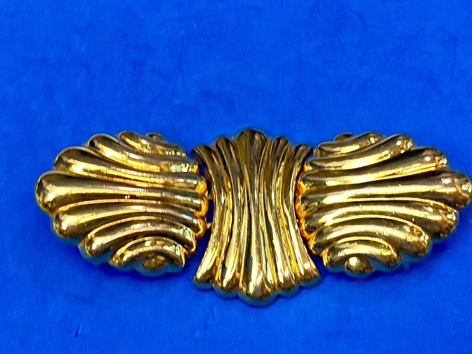 Vintage gold tone There piece interlocking leaf belt buckle BY Dotty Smith 