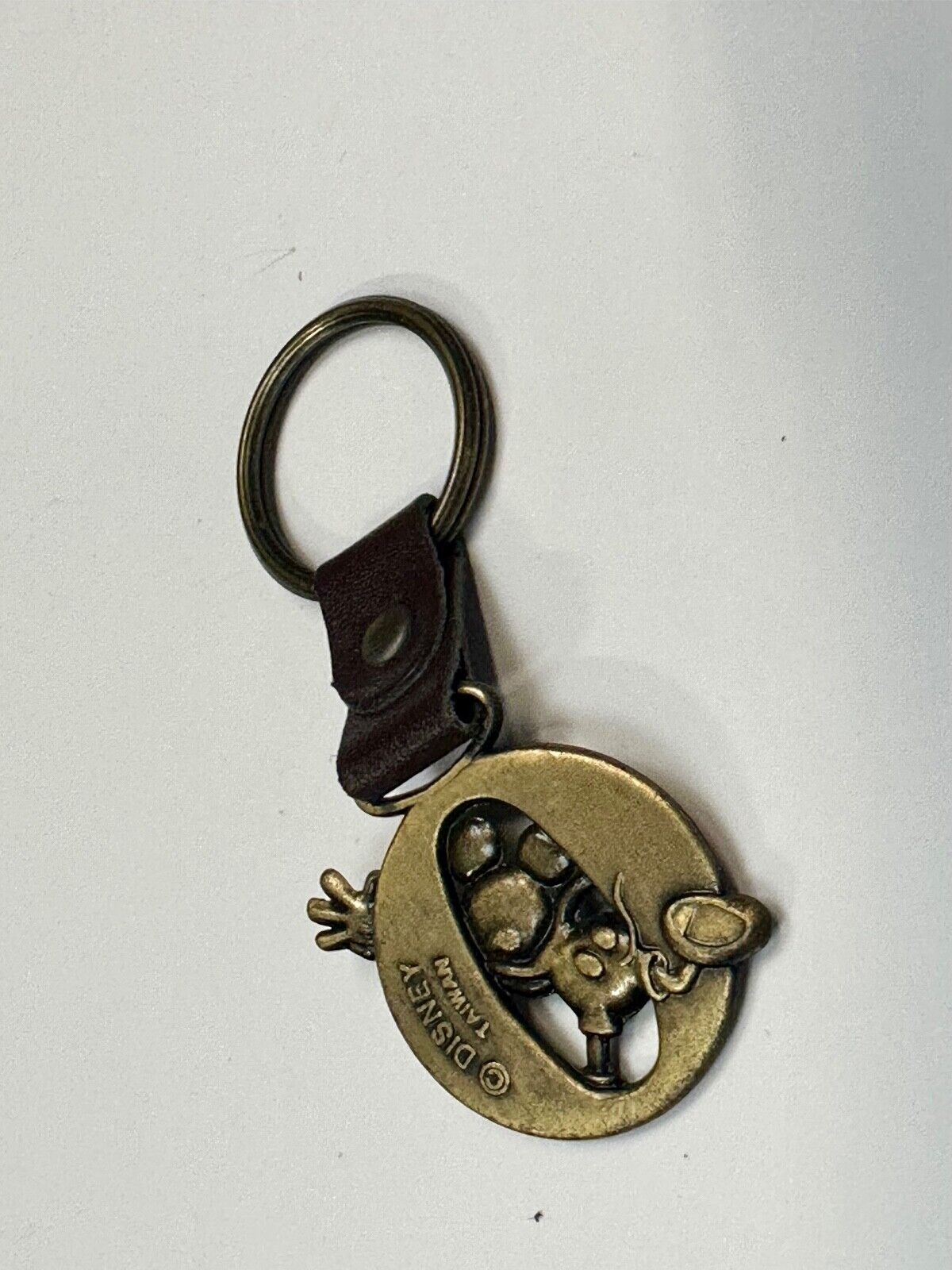 VINTAGE LETTER INITIAL O  MICKEY MOUSE DISNEY KEYCHAIN BRASS and LEATHER FOB