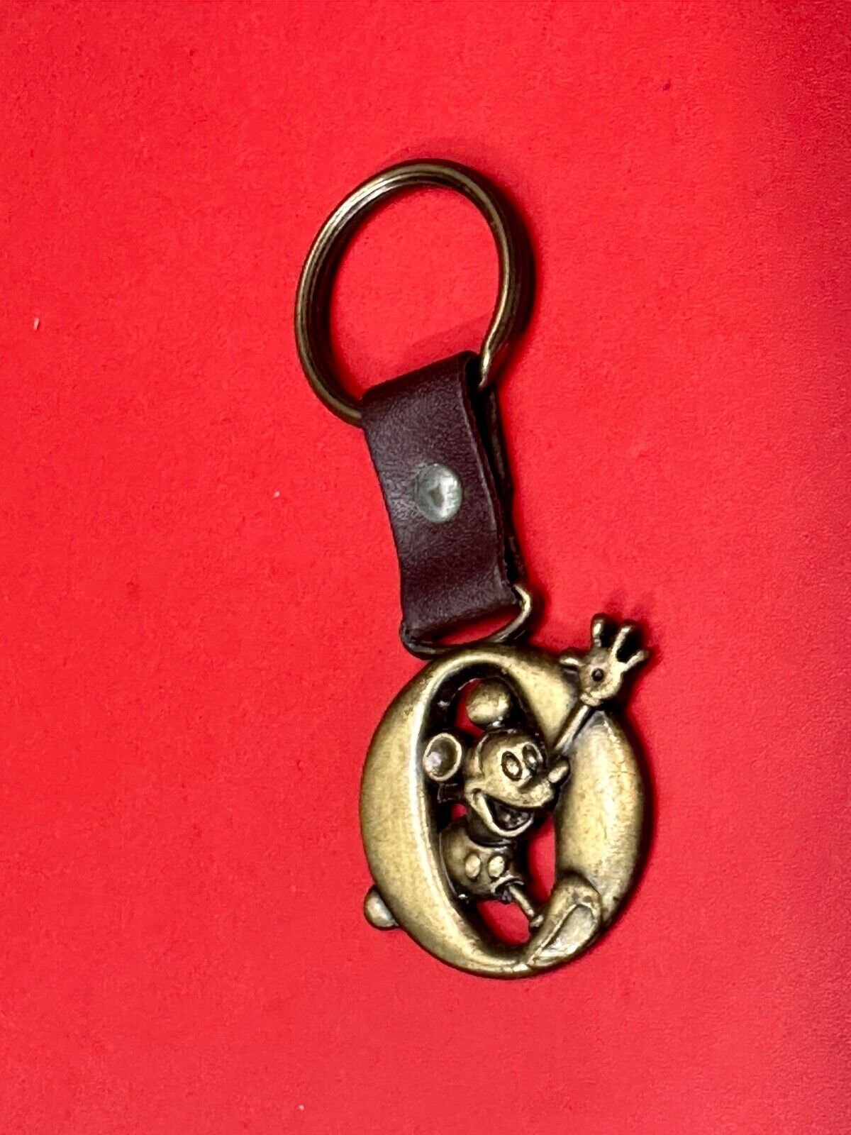 VINTAGE LETTER INITIAL O  MICKEY MOUSE DISNEY KEYCHAIN BRASS and LEATHER FOB