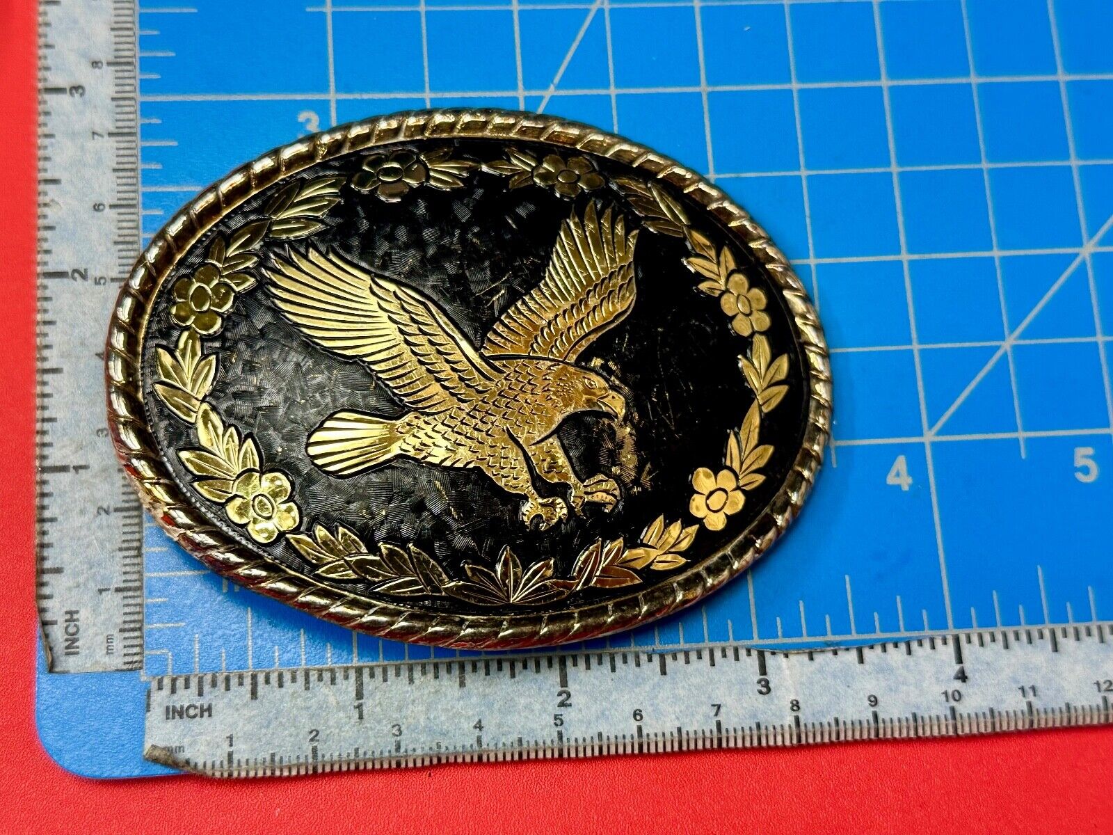 unique flying hunting diving EAGLE on western gold & black color belt buckle - W