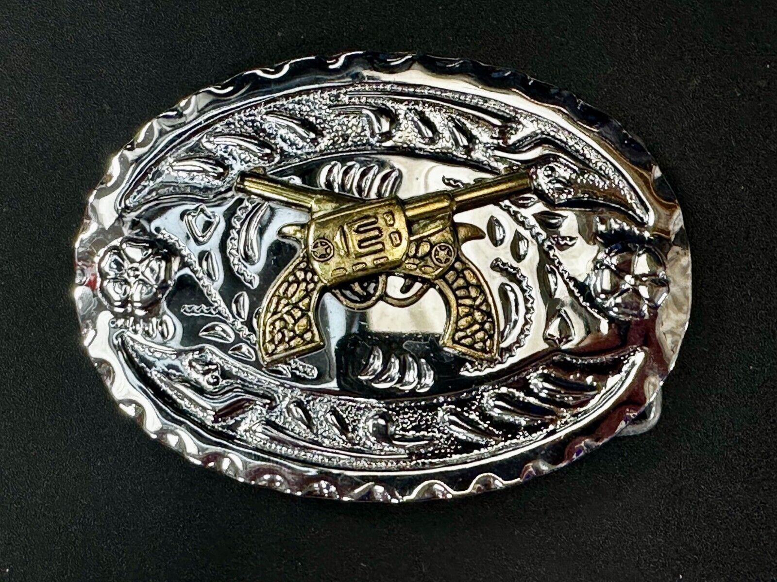 Two Crossed Gun's  Pistols Revolver Six Shooter's Two Tone Western Belt Buckle