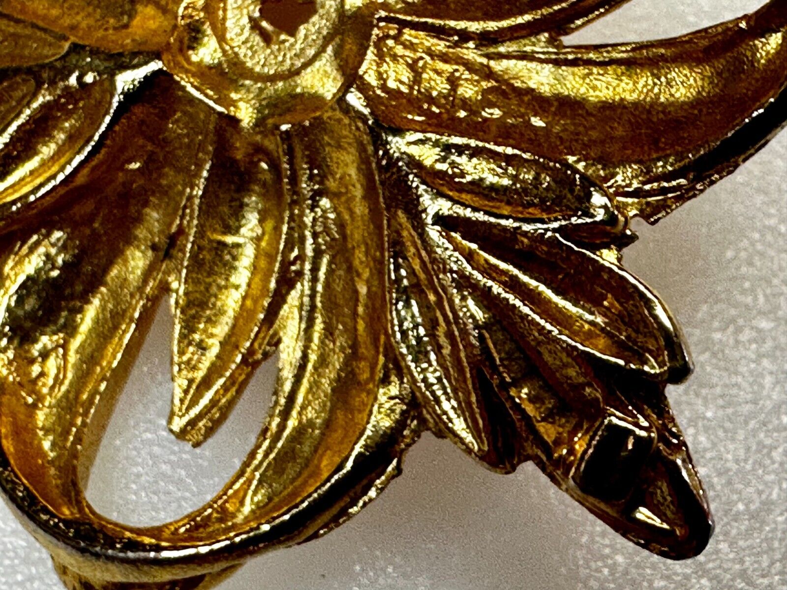 Beautiful Flower W/ Faux? Pearl Center Openwork Gold Tone Brooch Pin Marked 1100