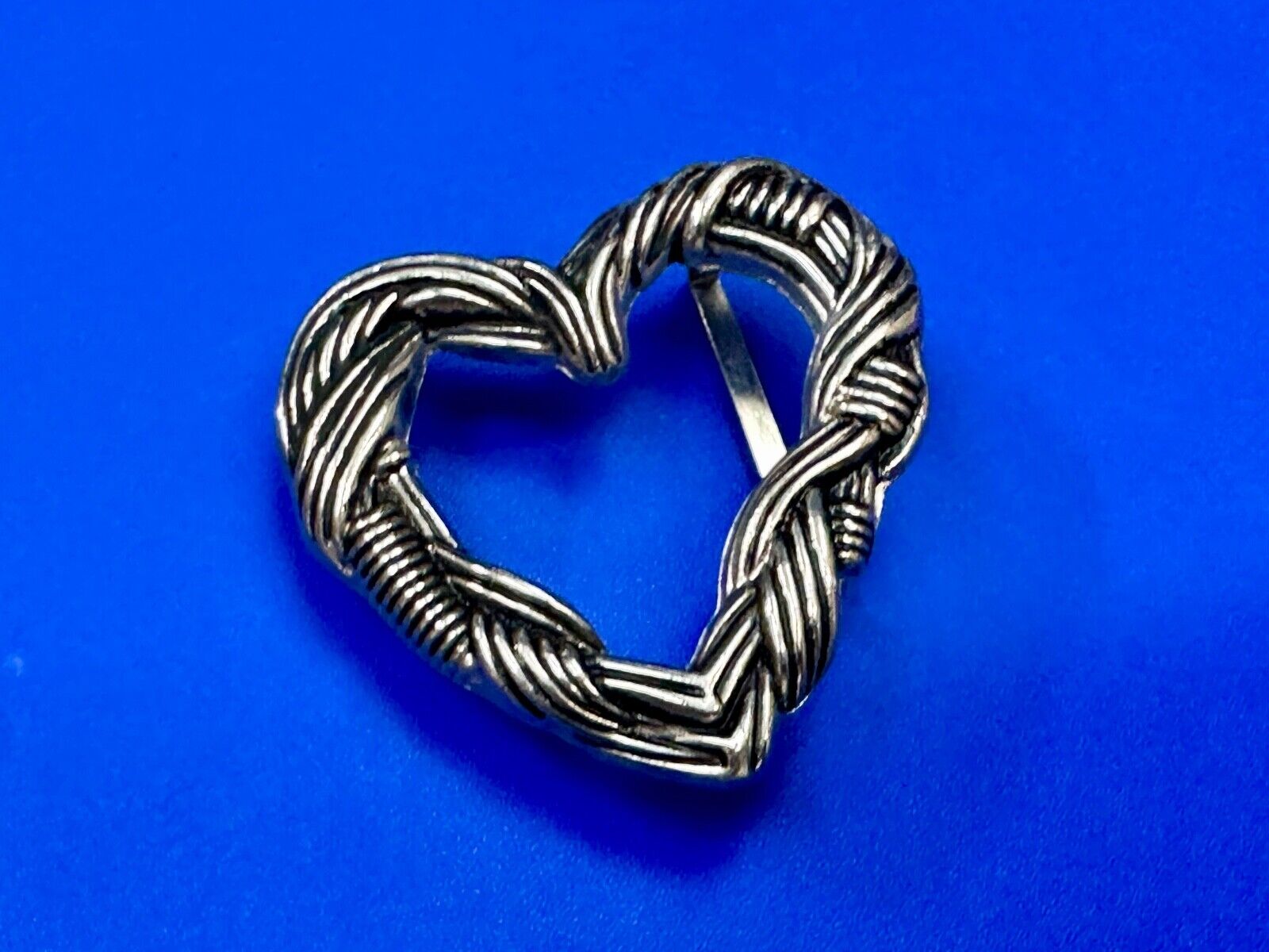 Adorable Twisted HEART - rope wire pattern small 2" wide cutout belt buckle