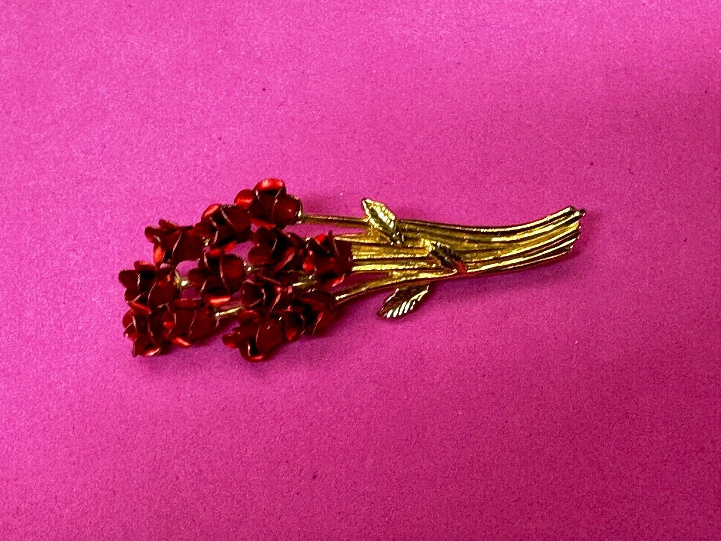Valentines Day Gift? Red Roses Bouquet Gold Tone Brooch Pin Vintage Signed DM 97