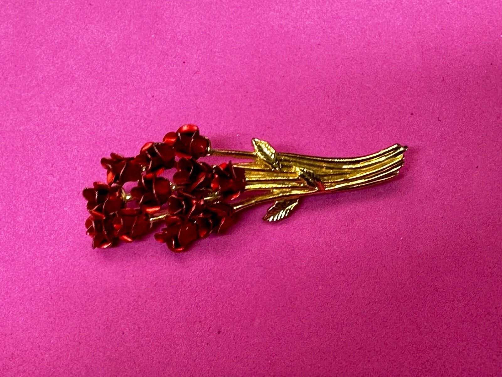 Valentines Day Gift? Red Roses Bouquet Gold Tone Brooch Pin Vintage Signed DM 97