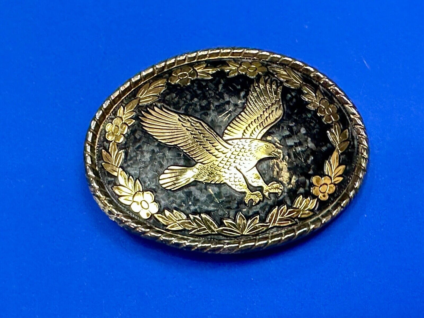 unique flying hunting diving EAGLE on western gold & black color belt buckle - W