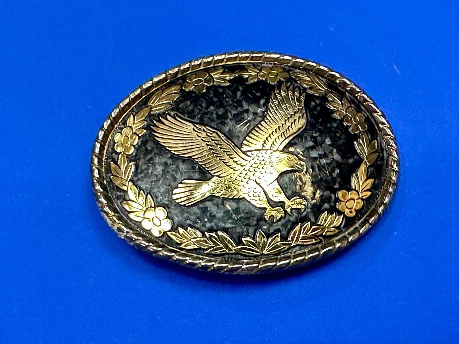unique flying hunting diving EAGLE on western gold & black color belt buckle - W