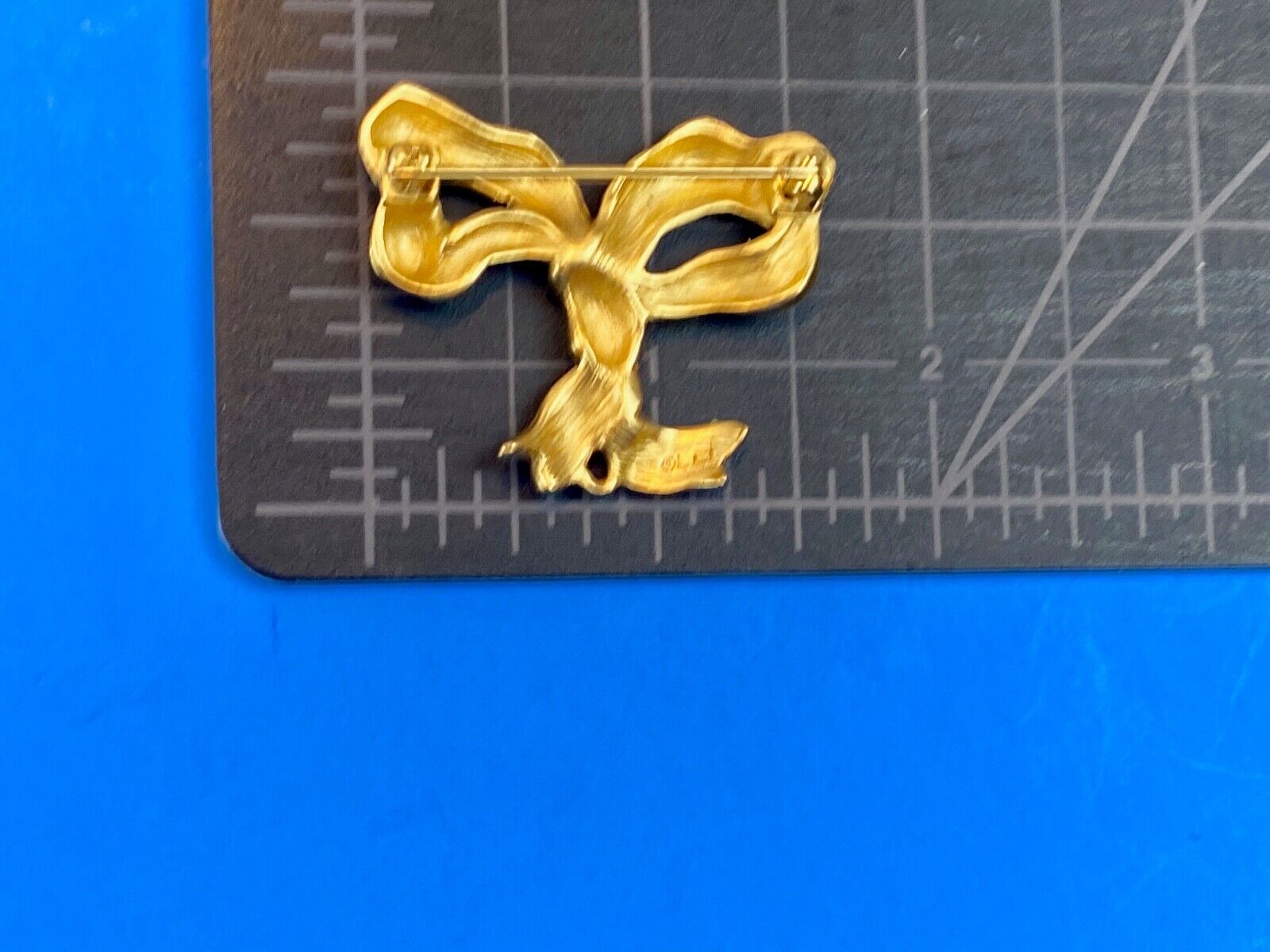 Beautiful LC Signed Brooch Pin Gold tone bow -. Amazing detail! Liz Claiborne 
