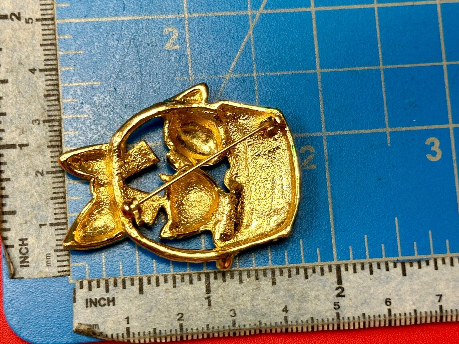 Vintage Christmas Kitten in Basket Green Red Gold Tone Holiday Brooch Pin