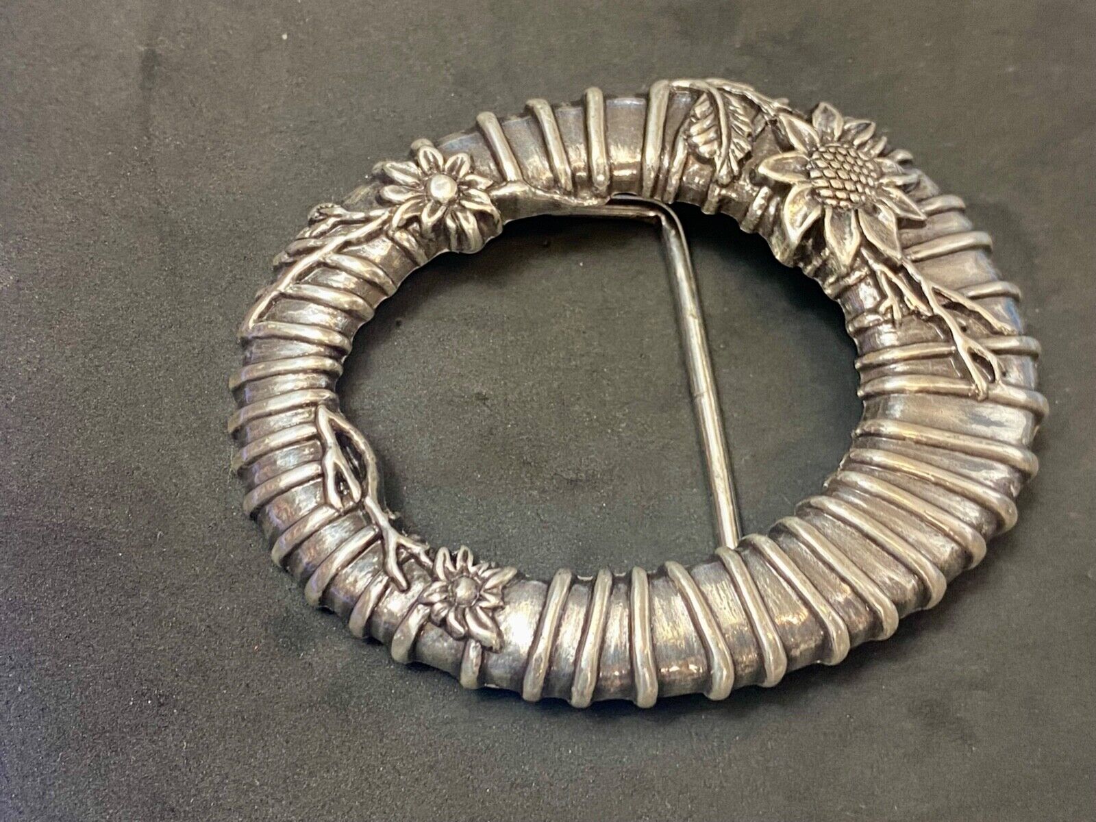 unique wire twist silver tone flower theme oval Vintage belt buckle