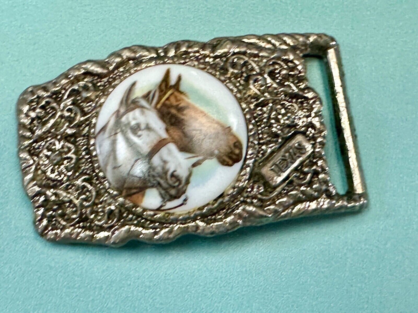 2 horses picture as centerpiece in TEXAS marked silver tone chunky belt buckle