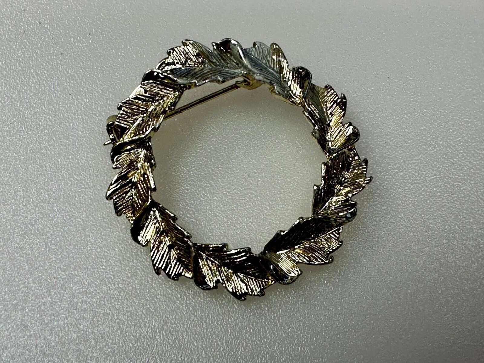 Vintage Gerrys Gold Tone Textured Leaf Leaves Round Wreath Brooch Pin