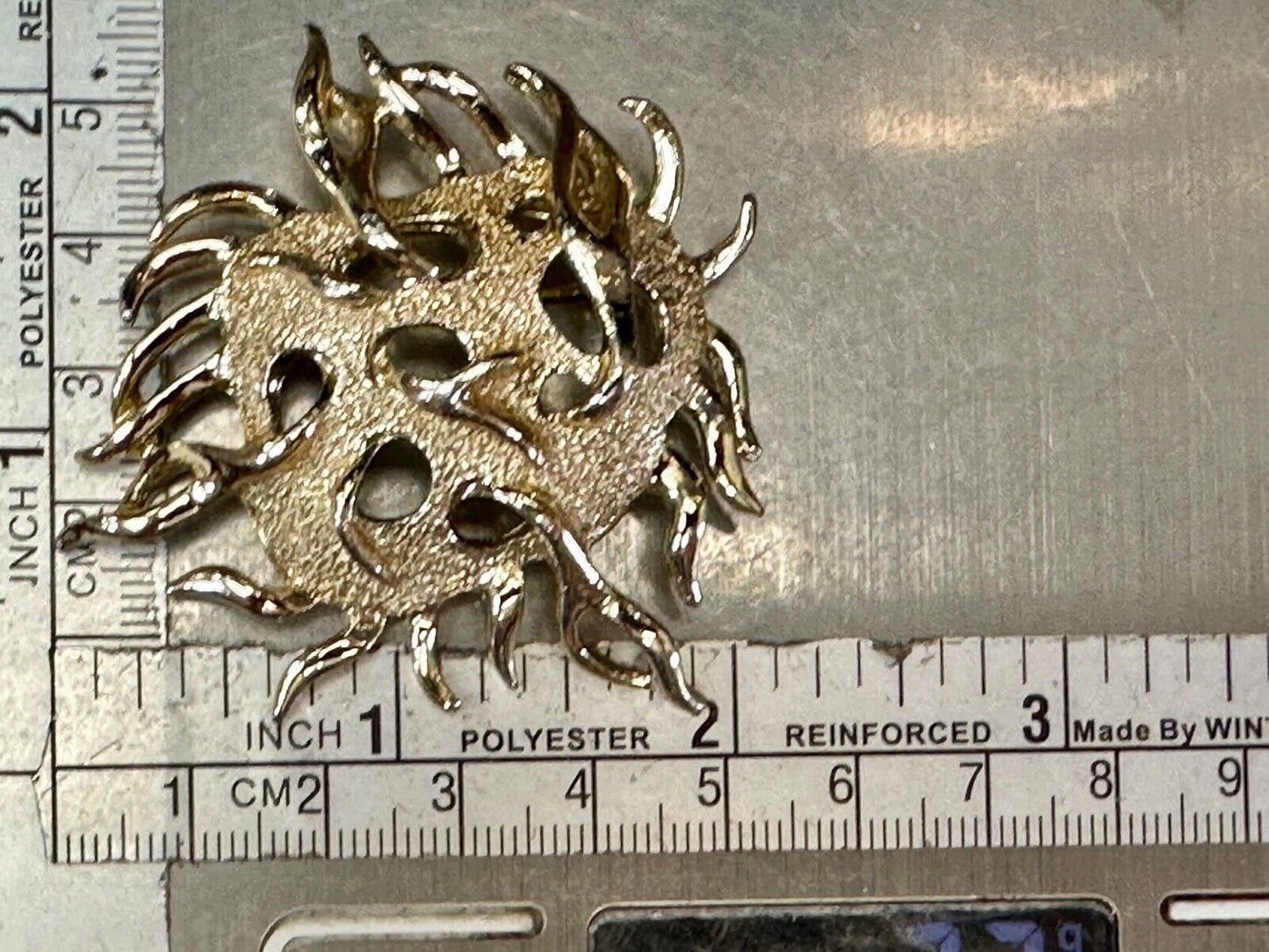 Unique Dimensional Sarah Coventry signed gold tone brooch pin