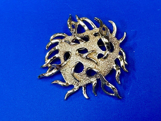 Unique Dimensional Sarah Coventry signed gold tone brooch pin