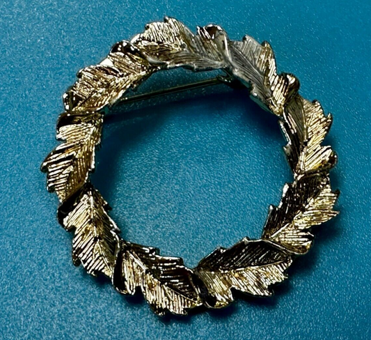 Vintage Gerrys Gold Tone Textured Leaf Leaves Round Wreath Brooch Pin