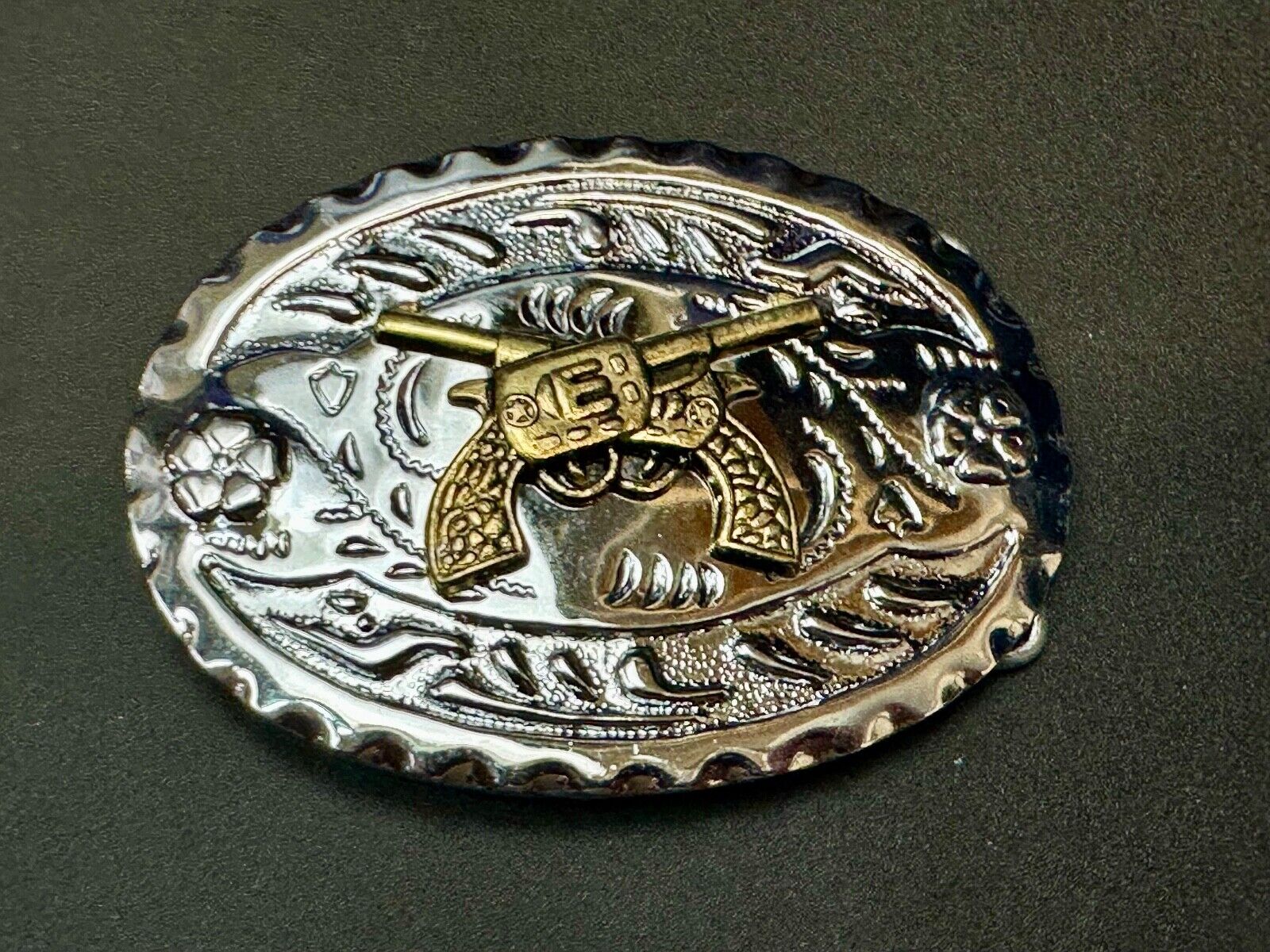 Two western crossed guns revolvers six shooters on two tone belt buckle