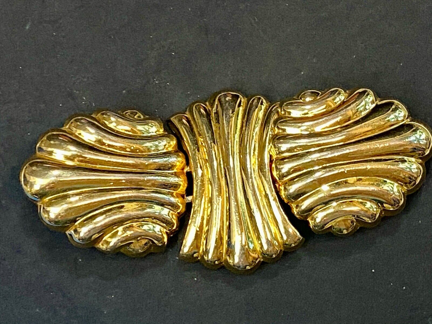Vintage gold tone There piece interlocking leaf belt buckle BY Dotty Smith 