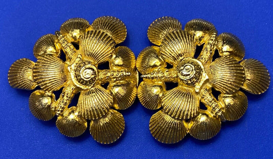 Beautiful 1973 MIMI di N Multiple Clam Shells Two piece Interlocking belt buckle