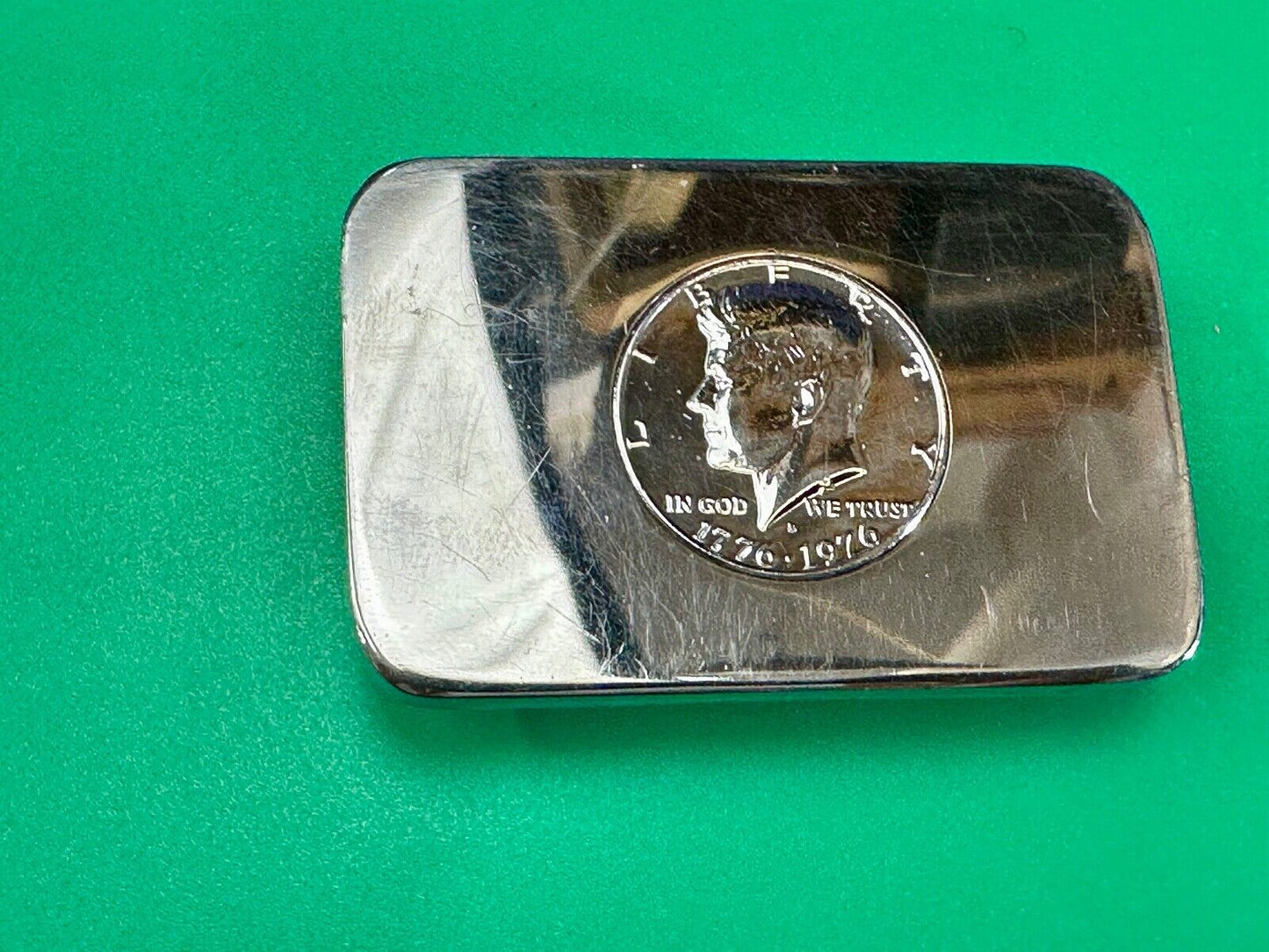 1776-1976 JOHN KENNEDY HALF DOLLAR BICENTENNIAL COIN IN SILVER TONE BELT BUCKLE