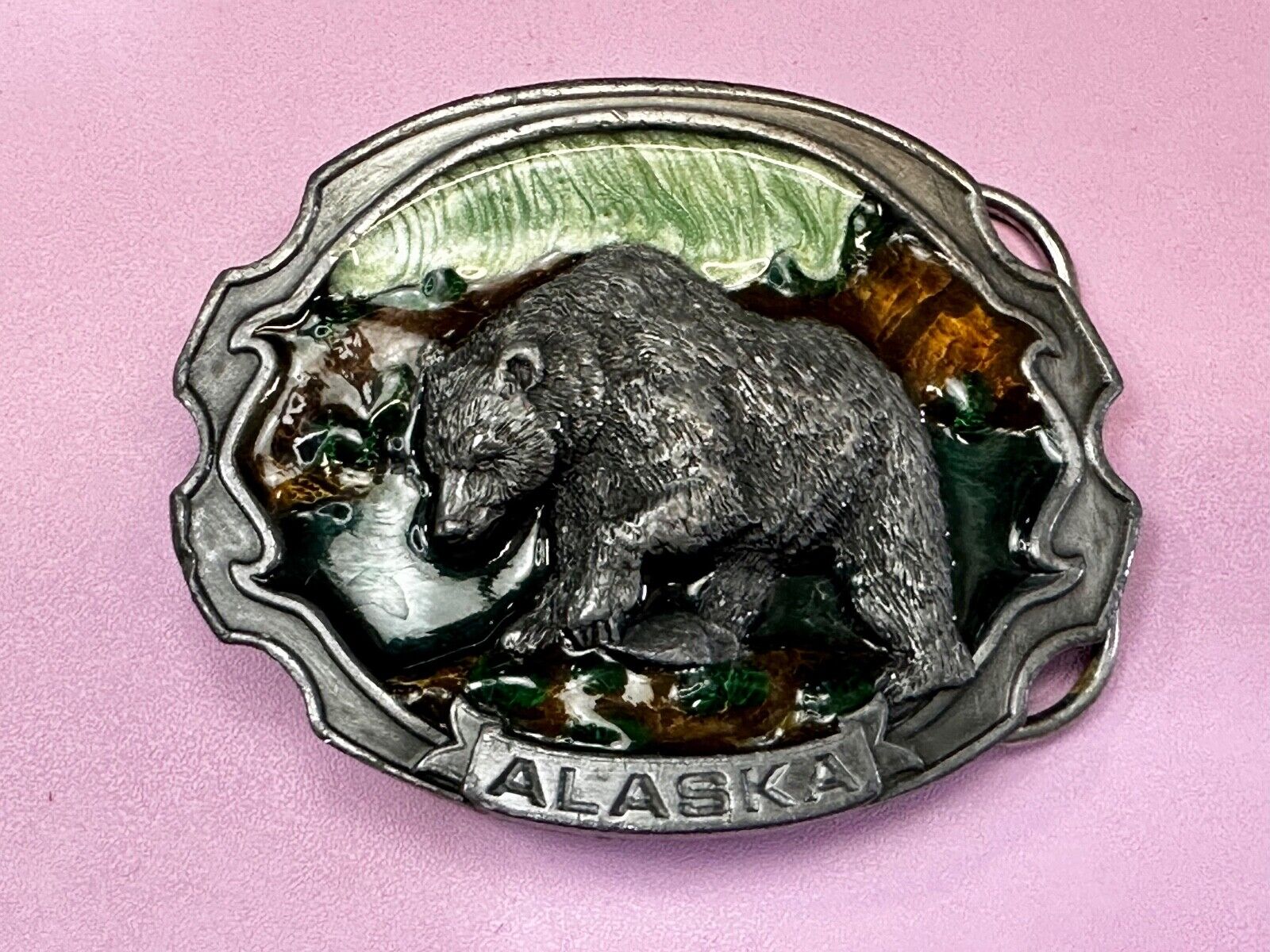 Alaska Bear drinking from stream Vintage 1986 Siskiyou V-55 Belt Buckle