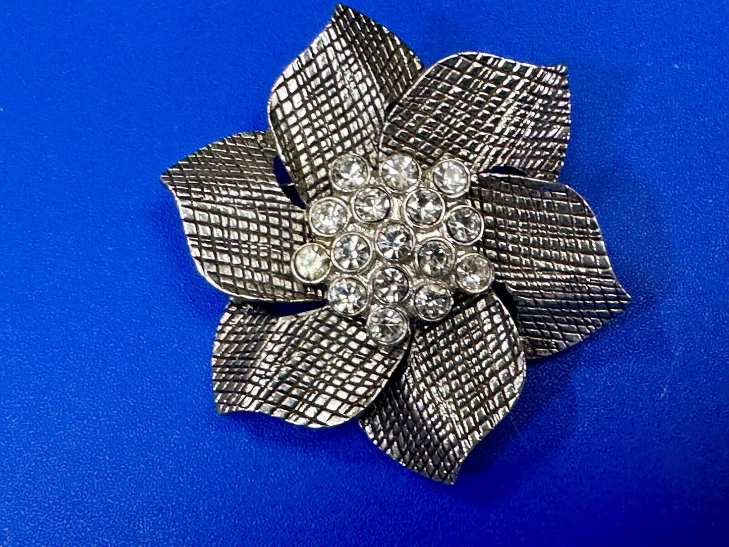 Adorable Figural BOW Premere Designs PD signed vintage brooch pin