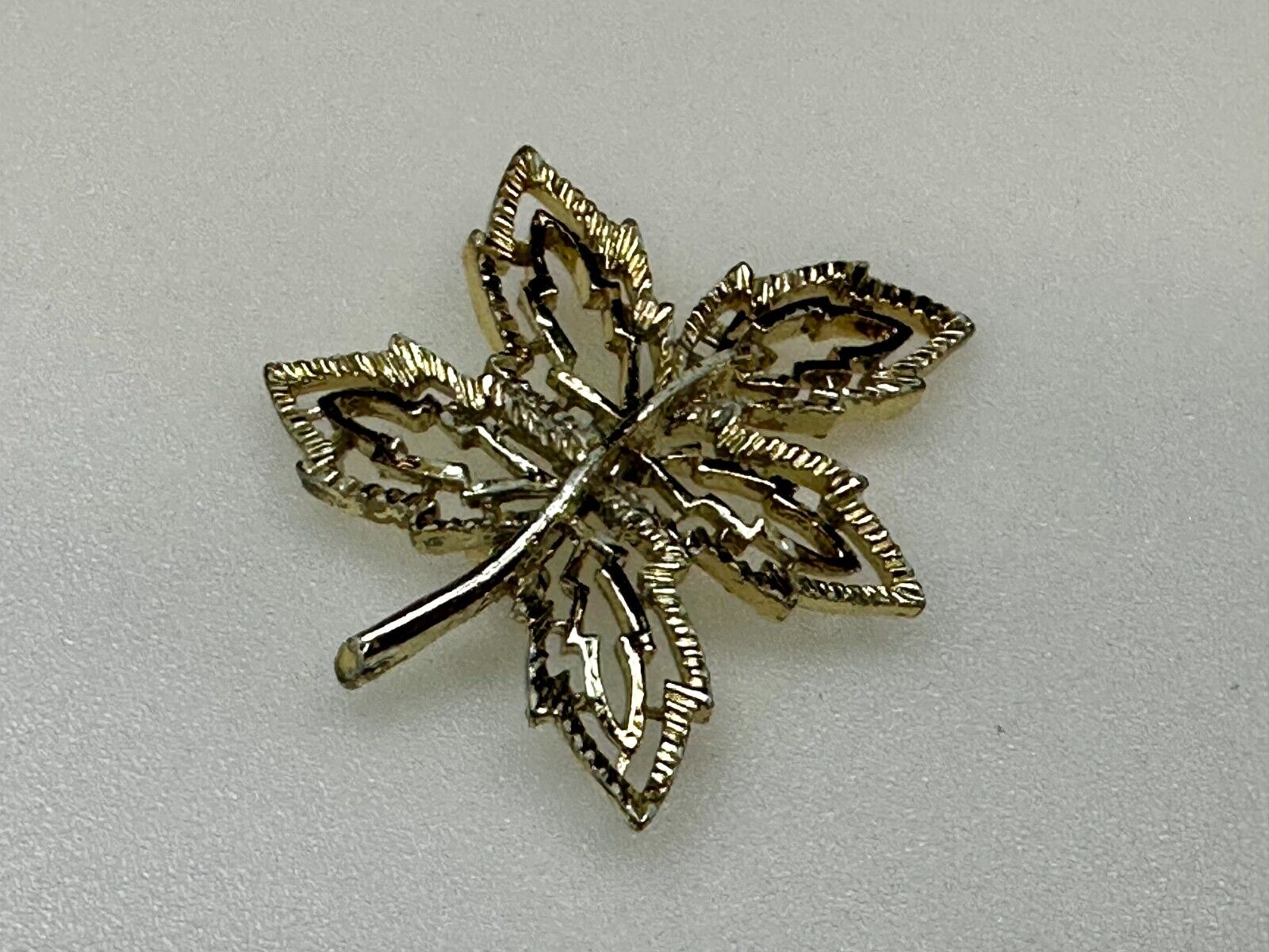 Artistic Maple Leaf Openwork Vintage Gold Tone Brooch Pin Signed by Gerrys