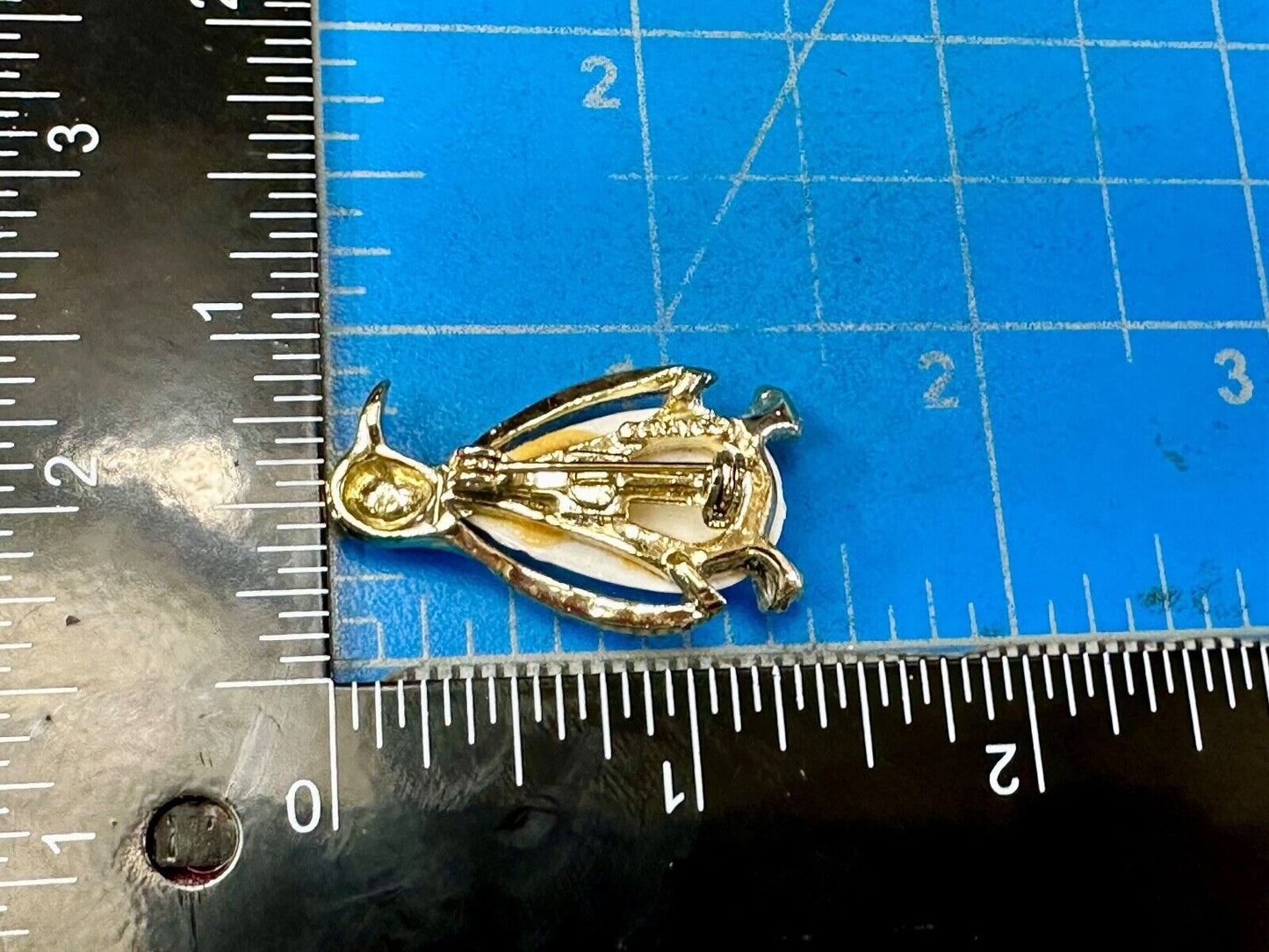 Adorable Penguin Gerrys vintage gold tone white belly brooch pin