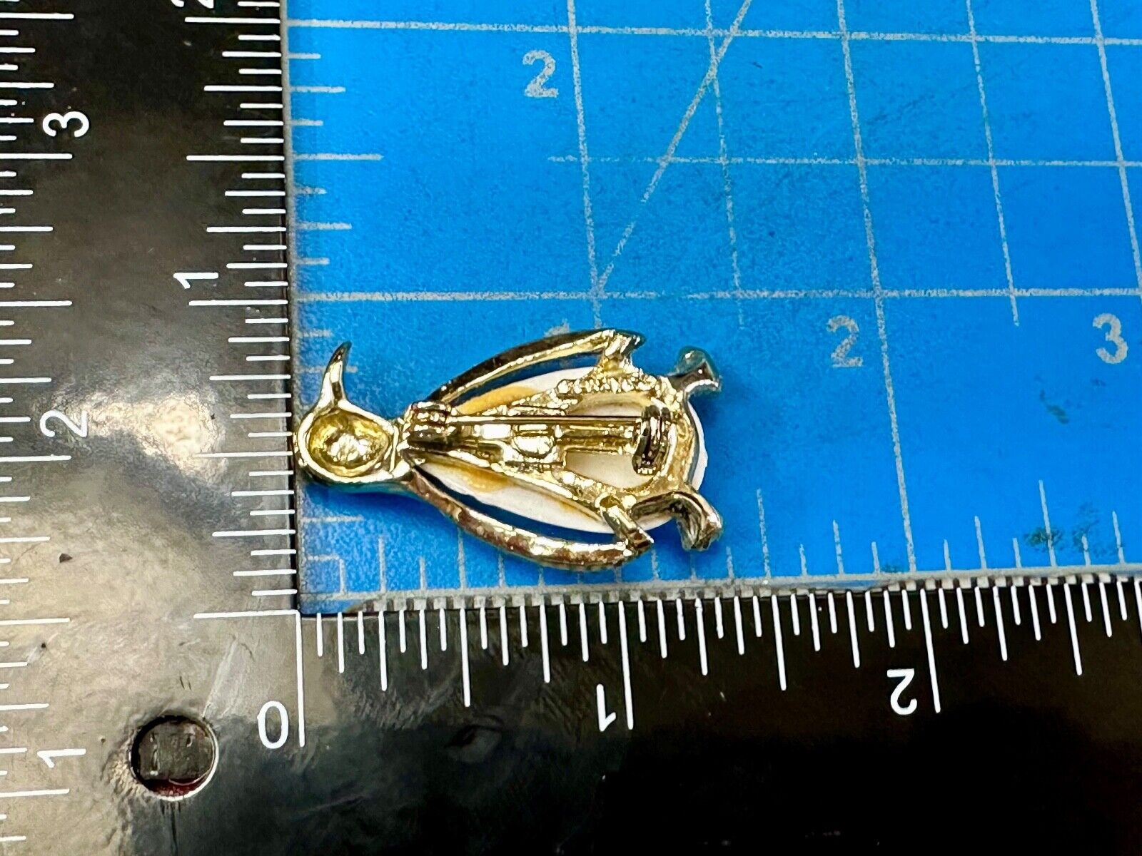 Adorable Penguin Gerrys vintage gold tone white belly brooch pin