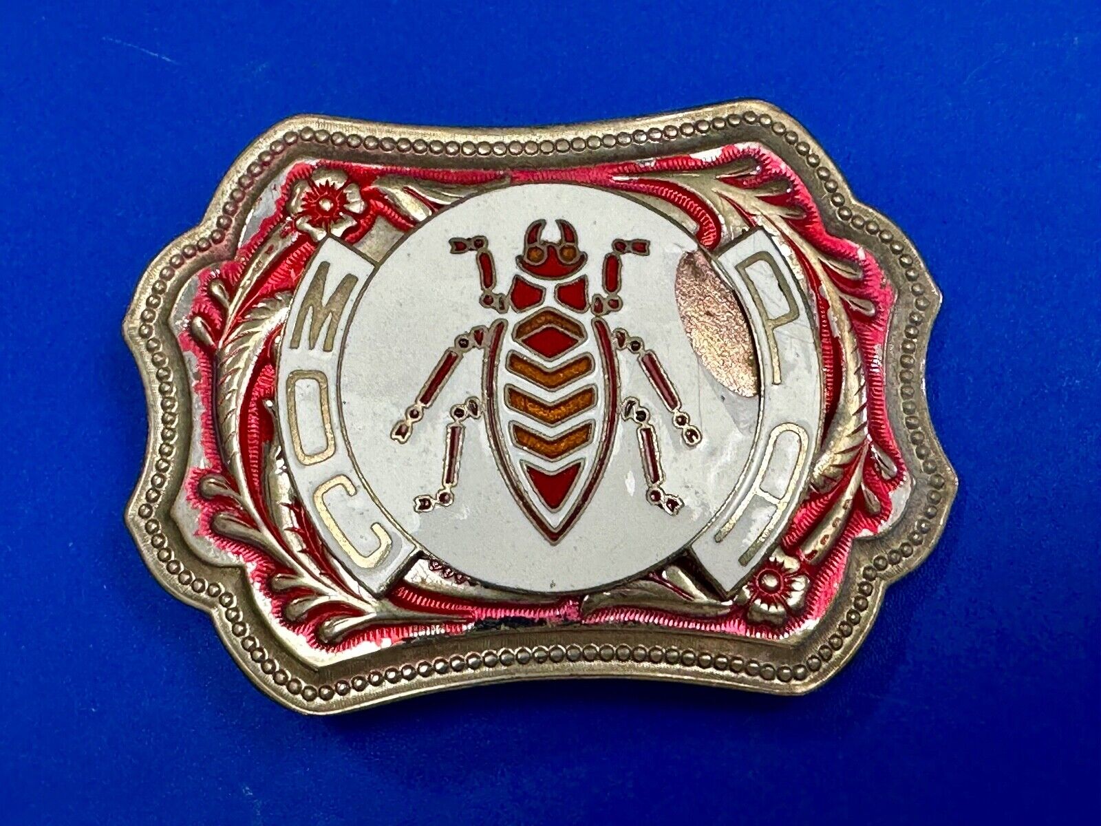 unique insect bug centerpiece on western red & white flower swirl belt buckle