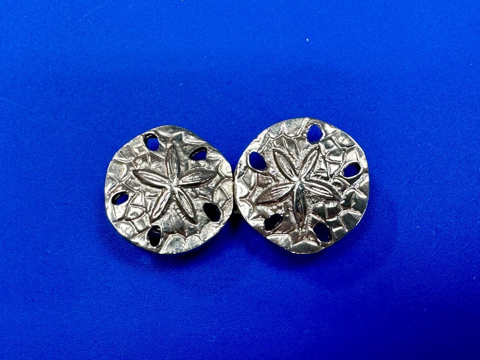 2" Sand Dollars - Vintage Two-piece interlocking gold tone belt buckle