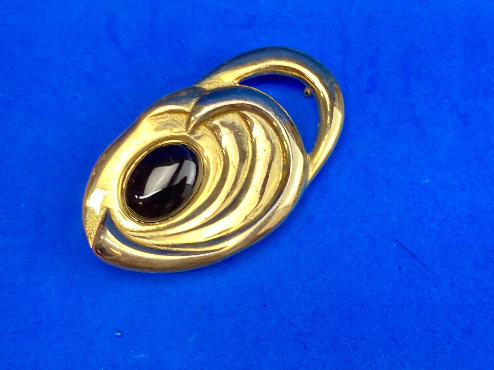 VINTAGE ABSTRACT ARTWORK GOLD TONE BACK CENTERPIECE  BELT BUCKLE Ginnie Johnson