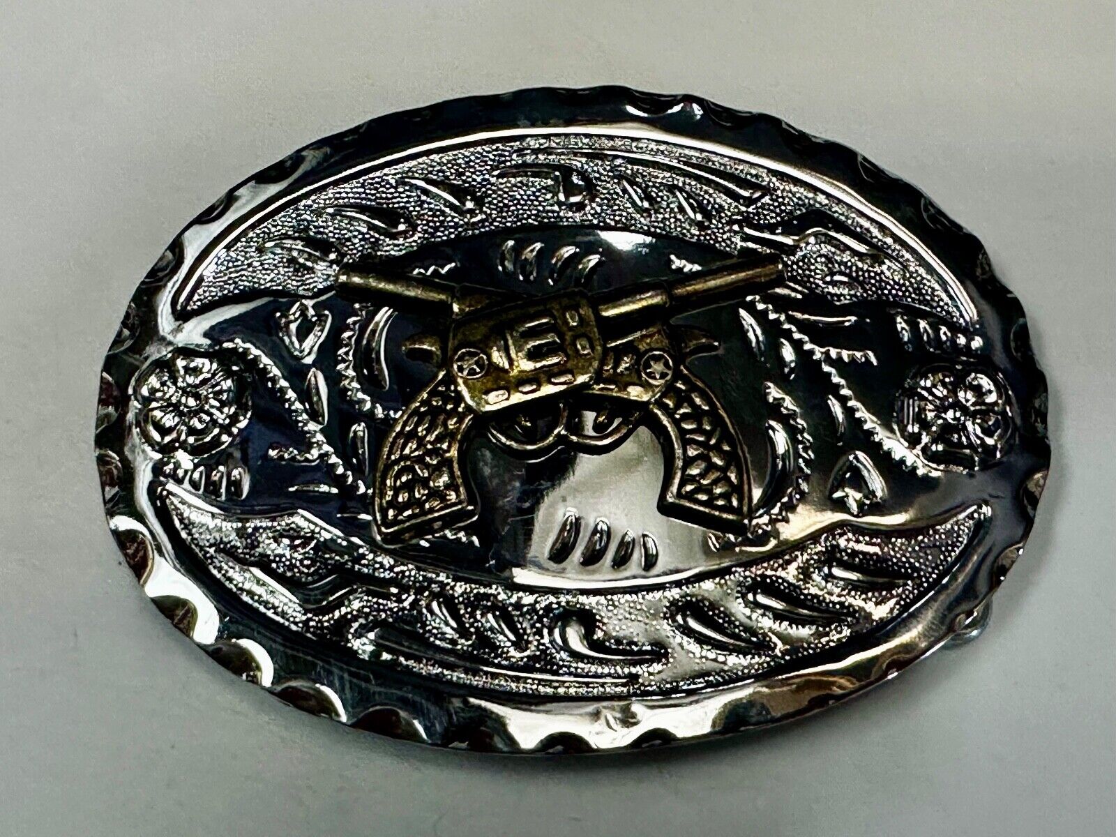 Two Gun Revolver Pistol Western Silver Tone Oval Vintage Cowboys Belt Buckle