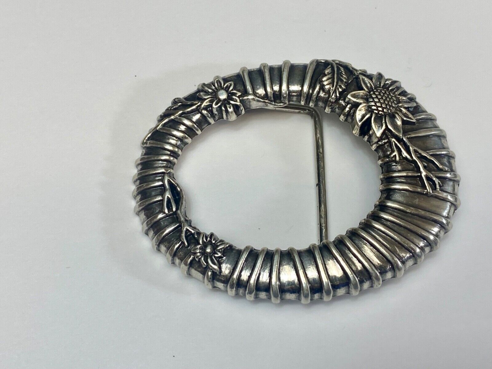 unique wire twist silver tone flower theme oval Vintage belt buckle