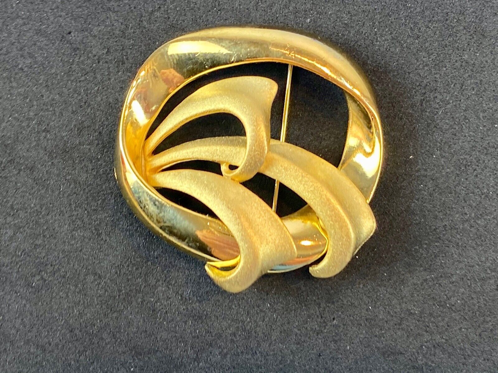 Vintage gold tone brooch round swirl pattern - leafy fern plant. 