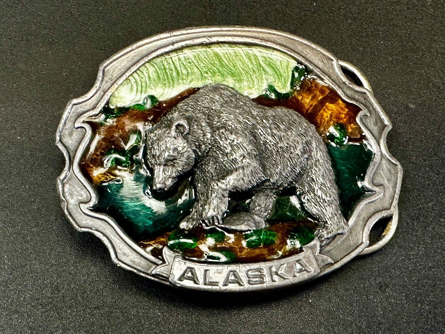 Alaska Bear drinking from stream Vintage 1986 Siskiyou V-55 Belt Buckle