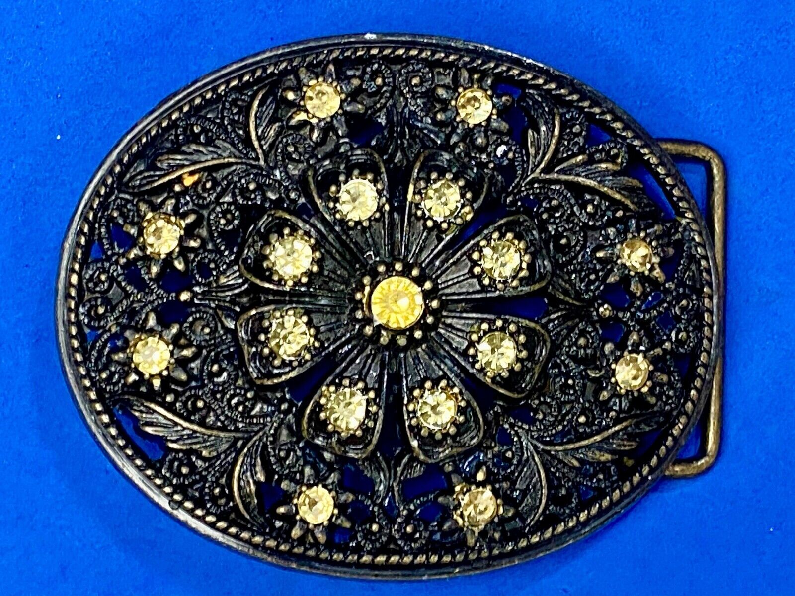 BEAUTIFUL Yellow rhinestones mounted in oval shaped flower theme belt buckle 