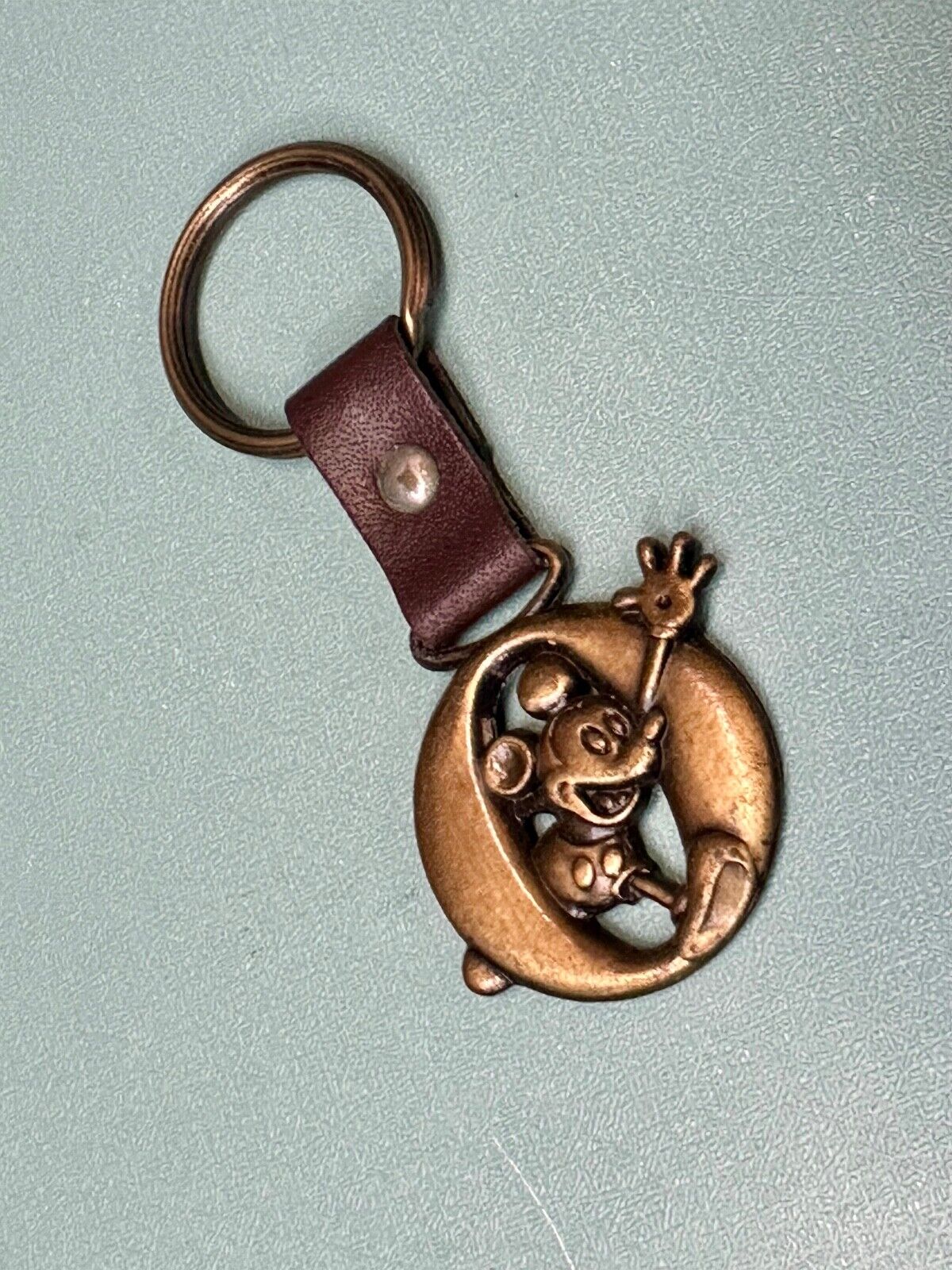 VINTAGE LETTER INITIAL O  MICKEY MOUSE DISNEY KEYCHAIN BRASS and LEATHER FOB