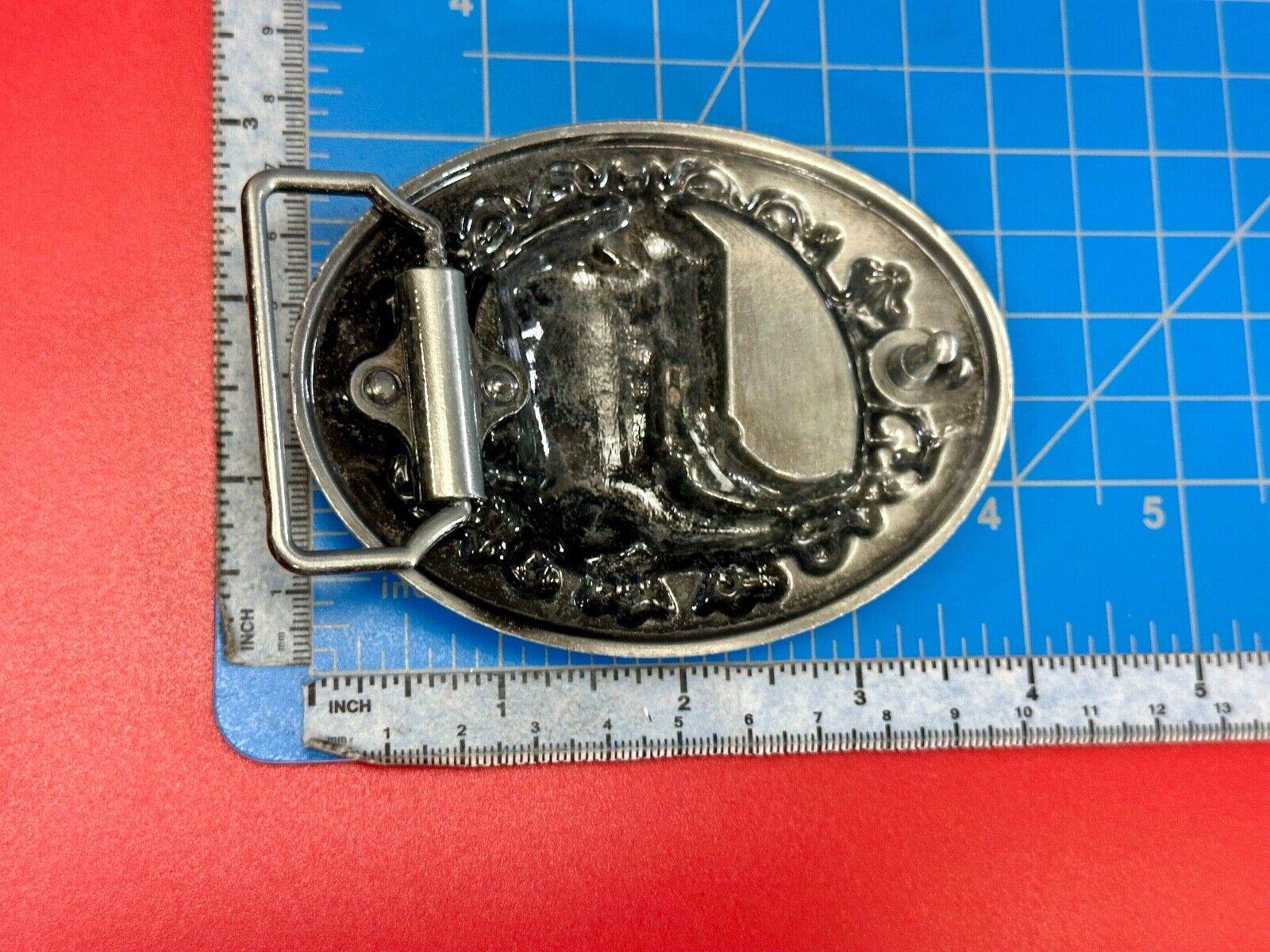 Western Cowboy Boots Belt Buckle with ornate flower swirl and rope boarder