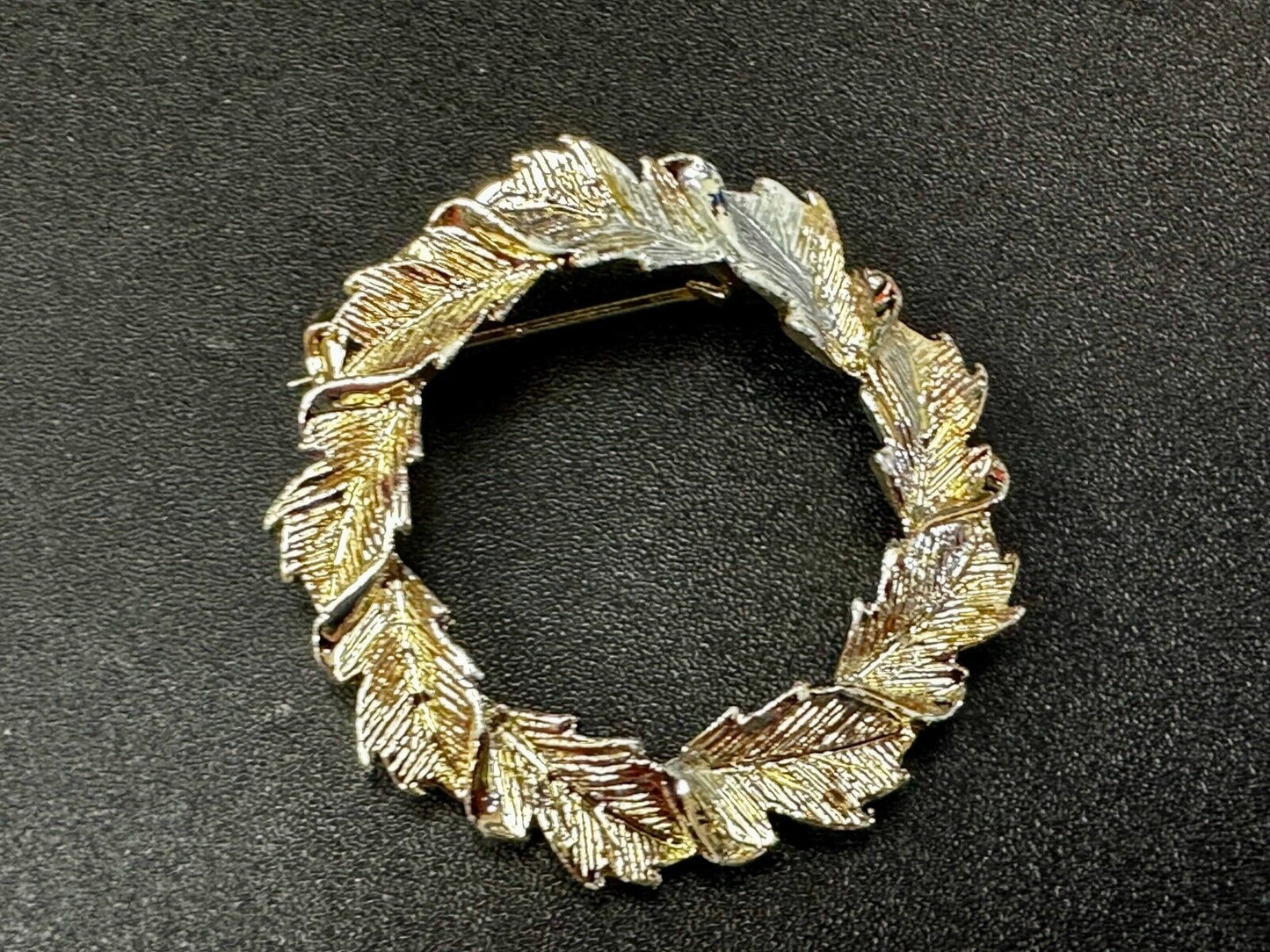 Vintage Gerrys Gold Tone Textured Leaf Leaves Round Wreath Brooch Pin